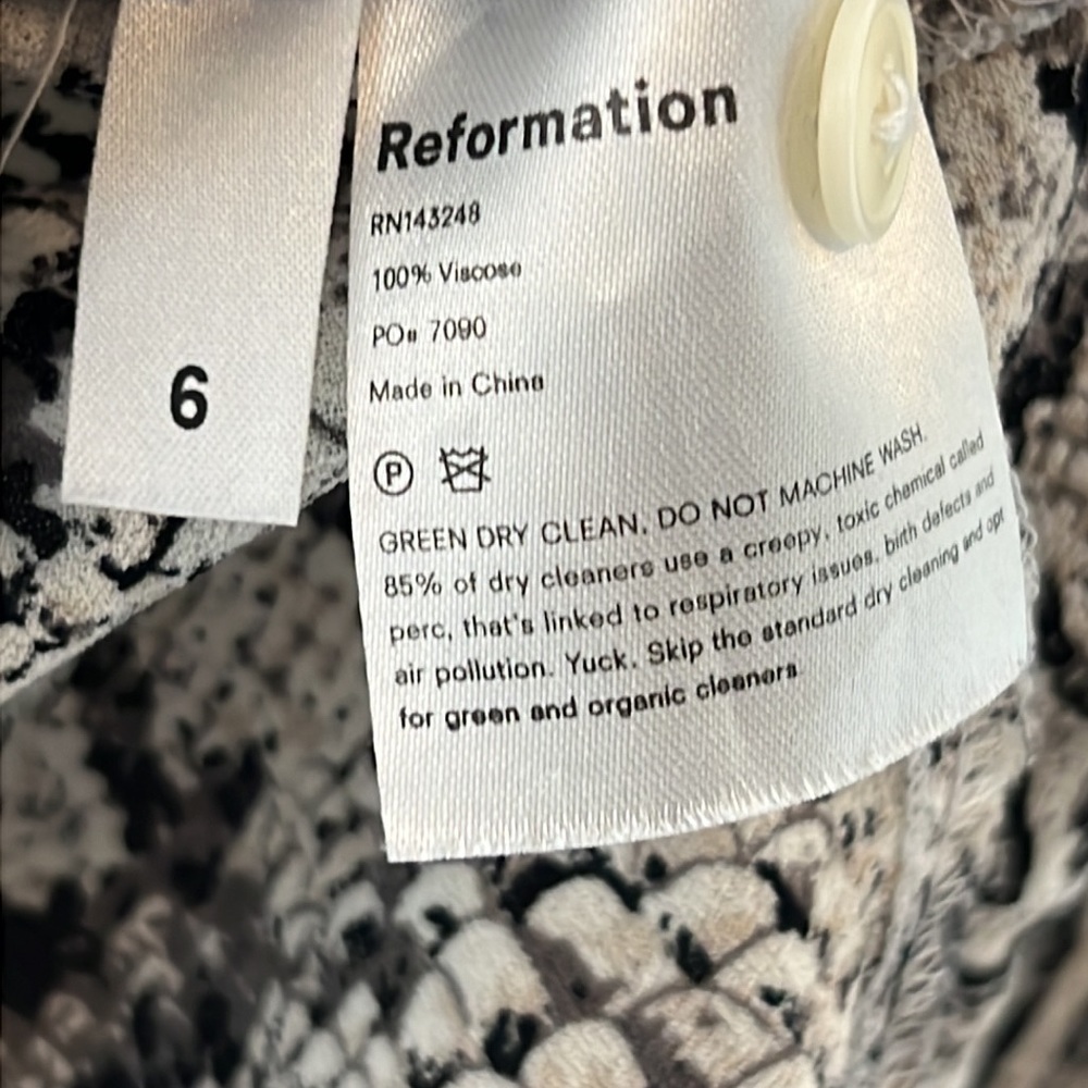 Reformation 4 Snakeskin Patterned V Neck Button front Blouse size 6 - Picture 7 of 8